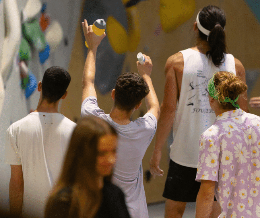 Conseils essentiels pour progresser en escalade : préparer, grimper et s’améliorer